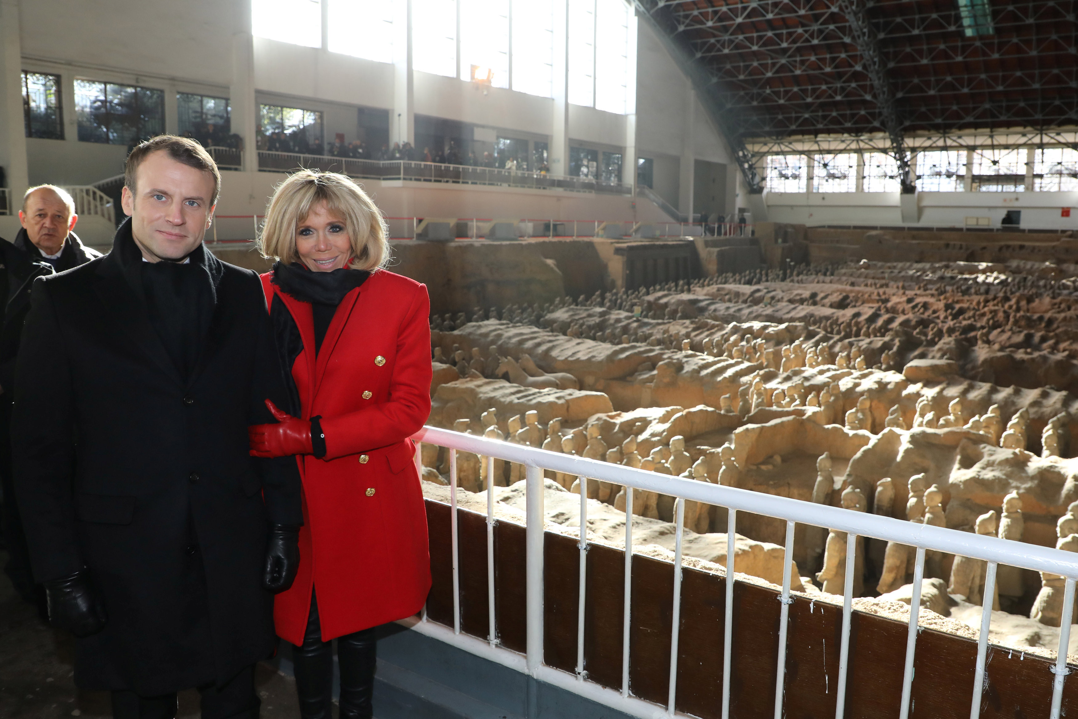 ▲法國總統馬克宏（Emmanuel Macron）偕夫人布莉姬（Brigitte Macron）參觀中國西安秦始皇兵馬俑博物館。（圖／路透社）