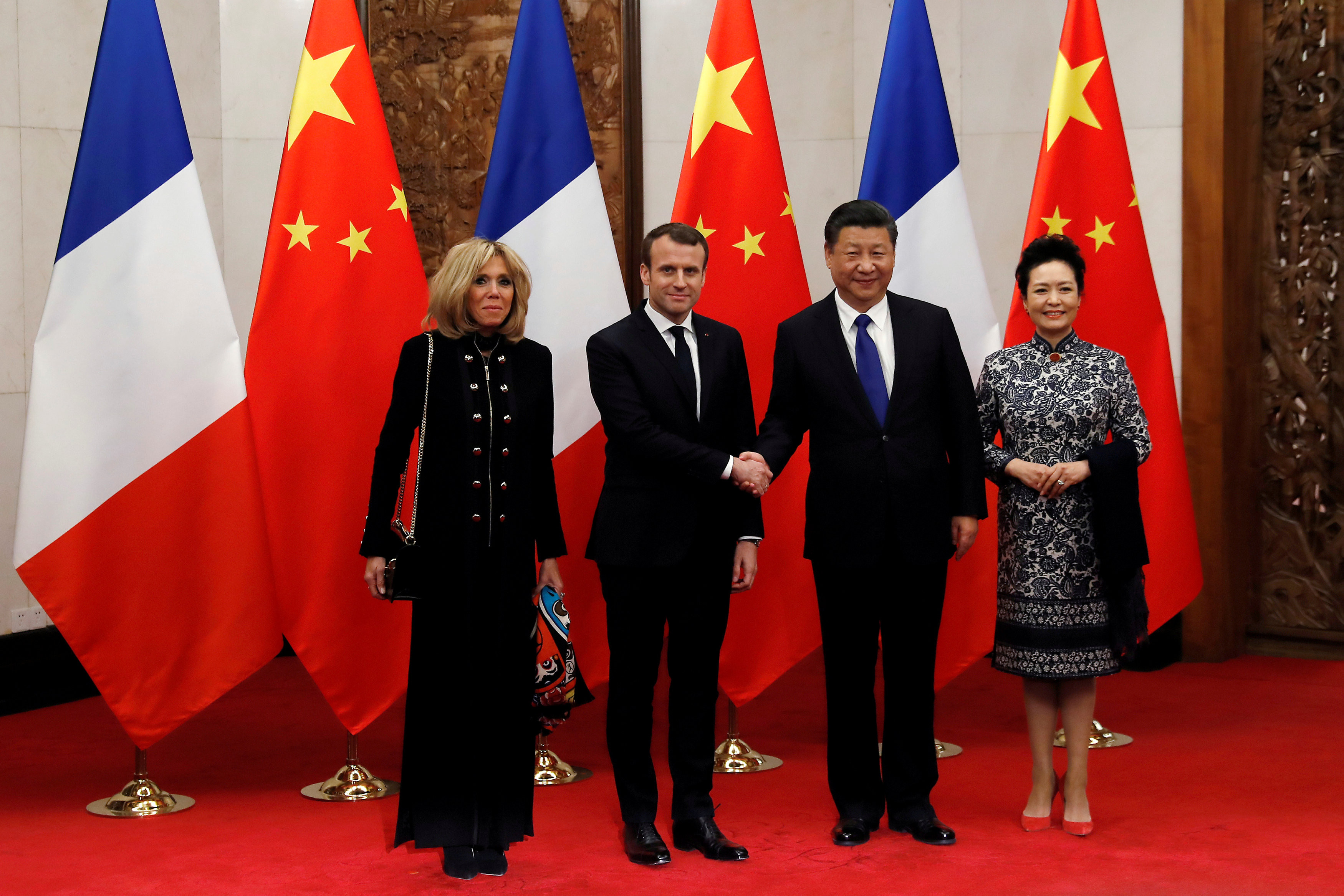 ▲法國總統馬克宏（Emmanuel Macron）偕夫人布莉姬（Brigitte Macron）與中國國家主席習近平與其夫人彭麗媛會晤。（圖／路透社）