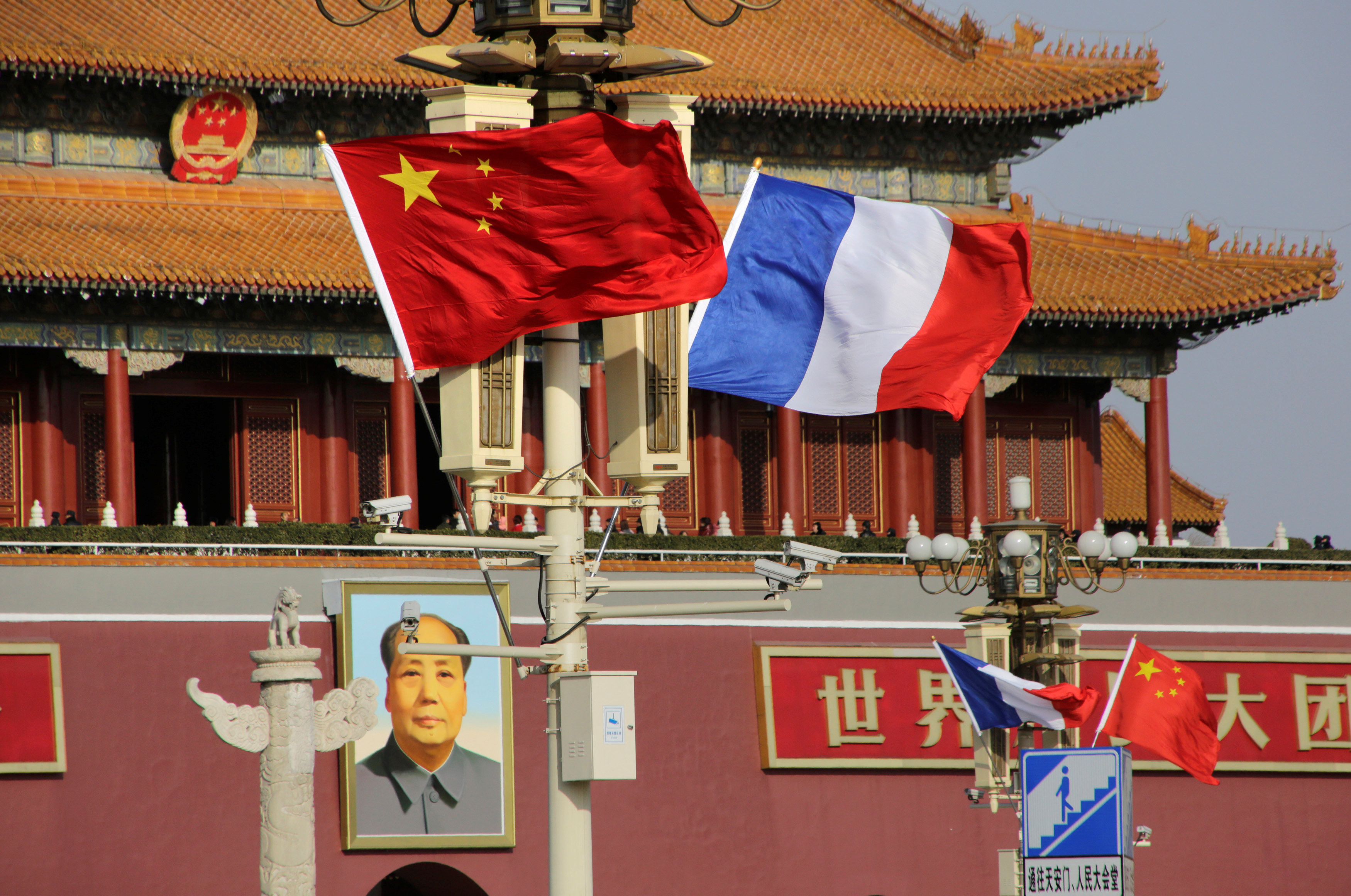 ▲天安門前飄揚法國國旗與中國國旗，象徵兩國友好。（圖／路透社）