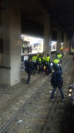 ▲▼抗議勞基法！勞團衝北車跳月台「臥軌」　部分列車延遲。（圖／台鐵提供）