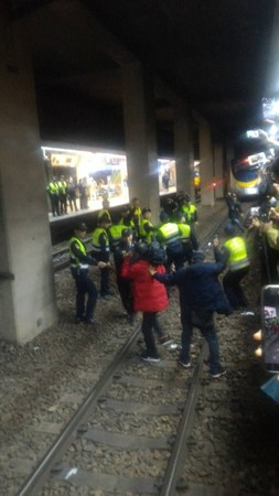 ▲▼抗議勞基法！勞團衝北車跳月台「臥軌」　部分列車延遲。（圖／台鐵提供）