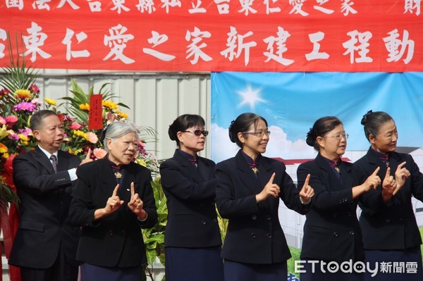 財團法人佛教慈濟慈善事業基金會援建私立台東仁愛之家新建工程舉行動土奠基儀式，台東縣長黃健庭與貴賓一人一鏟歡喜祝福新建大樓。（圖／台東縣政府提供）