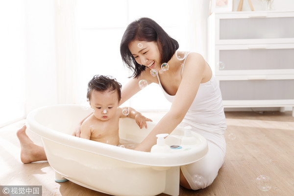 ▲親子共浴，寶寶洗澡。（圖／視覺中國CFP）