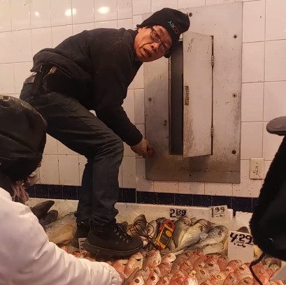 ▲▼ 華裔男電工穿鞋踩魚。（圖／翻攝自Apri Davidson臉書）