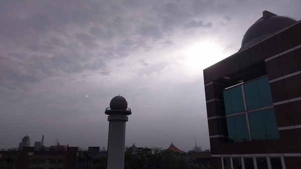 ▲▼ 台北下「日頭雨」！（圖／翻攝自鄭明典 臉書）