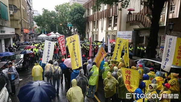 ▲▼勞團赴立法院抗議。（圖／記者屠惠剛攝）