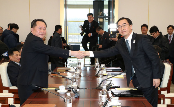 ▲南韓代表鄭明均與北韓代表利成權握手致意。（圖／路透社）