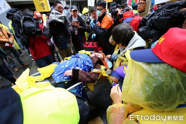 ▲▼勞團與警方爆發激烈推擠衝突，一名抗議者在推擠終昏倒。（圖／記者屠惠剛攝）