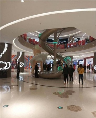 ▲▼江蘇蘇州某購物中心的大型溜滑梯、瑪麗蓮夢露雕像。（圖／翻攝自現代快報）