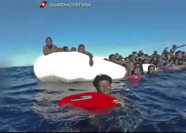 ▲ 一艘橫渡地中海海岸的橡皮艇因為搭載人數過多發生沉船意外，造成8民難民死亡。（圖／達志影像／美聯社）