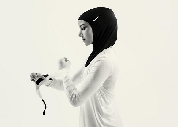 ▲回顧2017年NIKE六大創新科技，當德國拳擊運動員Zeina Nassar戴上NIKE PRO HIJAB頭巾時，她說：運動時，我再也不會因為頭巾而心煩意亂了，因NIKE PRO HIJAB頭巾非常適合運動。。（圖／品牌提供）