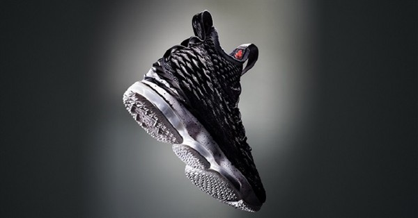 ▲回顧2017年NIKE六大創新科技，LEBRON 15擁有一塊全新的氣墊單元，將Max Air和Zoom結合在一起，真正實現了出色的過渡，優秀的緩震保護以及輕盈的腳感。（圖／品牌提供）