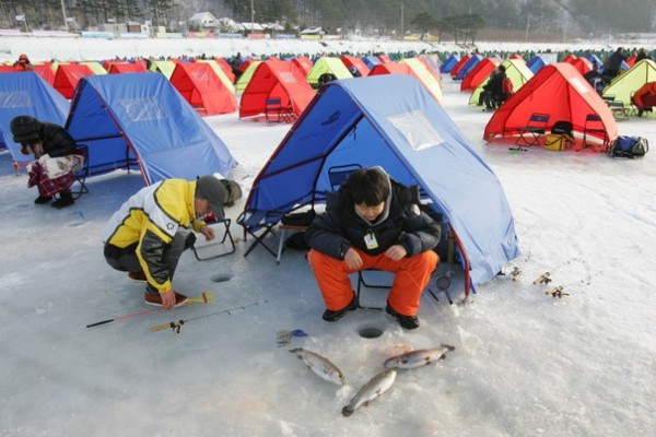 ▲韓國冰雪體驗－冰釣、雪盆一次玩！（圖／Tripbaa趣吧！達人帶路）