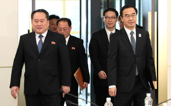 ▲南北韓代表於第一階段會議結束後，步出會場。（圖／路透社）