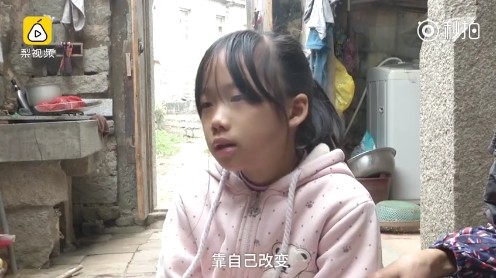 ▲▼母親殘疾，10歲癲癇女常被欺，她說要靠學習贏別人。（圖／翻攝《梨視頻》）