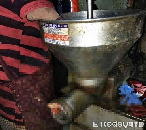 ▲台南市一名70歲蔡姓婦人，9日清晨在市場工作時，不慎右手遭絞肉機絞入。（圖／記者林悅翻攝）