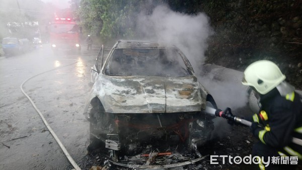 ▲▼台中北屯區東山路二段大坑山區火燒車，車內發現焦屍一具。（圖／記者莊智勝翻攝）