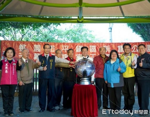 ▲新富公園天幕廣場啟用採不砍樹和公園共榮概念設計。（圖／桃園市政府提供）