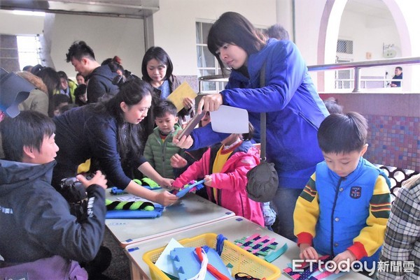 花蓮市立幼兒園為中班小朋友辦理「布可思議」主題教學成果發表會，邀請家長一起闖關。市長魏嘉賢表示，透過成果發表，可以讓家長了解小朋友的學習成果。（圖／花蓮市公所提供）