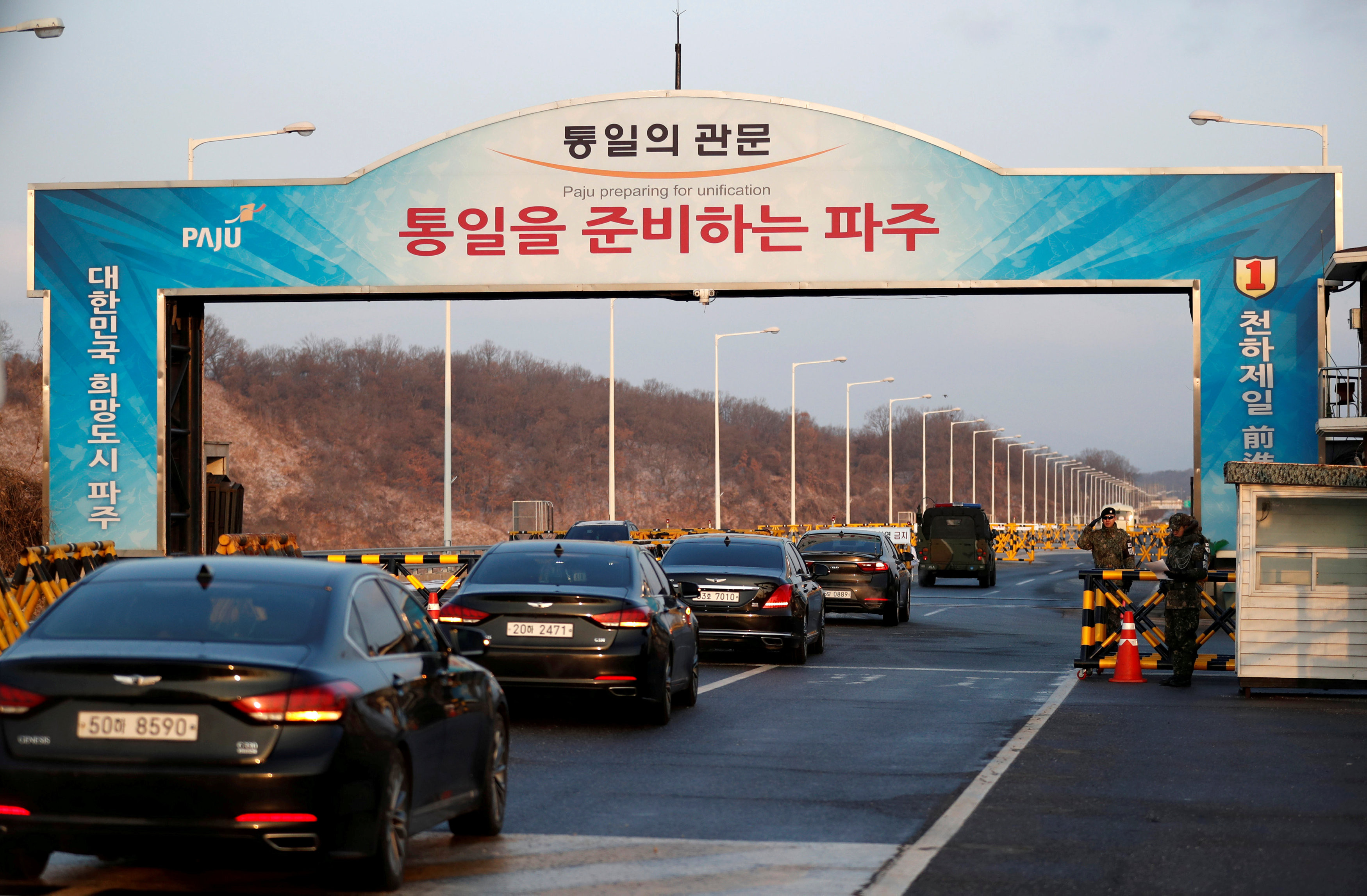 ▲運載南韓代表團的車輛，駛過板門店非軍事區的大統一橋檢查站。（圖／路透社）