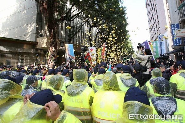 ▲▼勞團不滿勞基法三讀通過，繞行立法院撒冥紙抗議。（圖／記者季相儒攝）