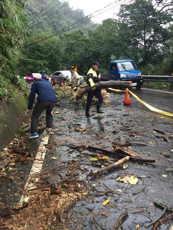 3警頂8度低溫徒手搬落石、倒塌的樹木。（圖／翻攝自竹東警好讚粉專）