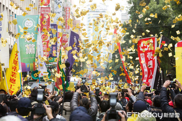 ▲▼1.10立法院臨時會,勞團不滿勞基法三讀通過，繞行立法院撒冥紙抗議。（圖／記者季相儒攝）