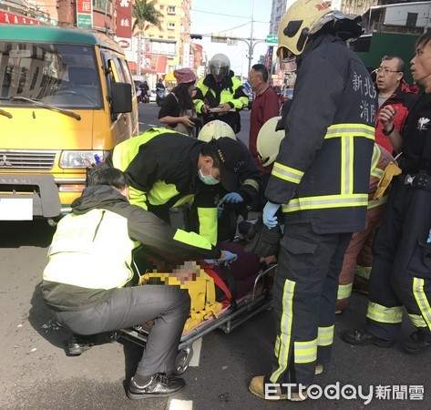 ▲婦人穿越馬路遭左轉廂型車撞上，當場失去生命跡象。（圖／記者林煒傑翻攝）