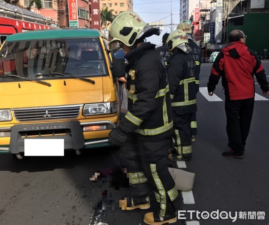 ▲婦人穿越馬路遭左轉廂型車撞上，當場失去生命跡象。（圖／記者林煒傑翻攝）