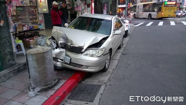 ▲▼台北市松仁路上發生一起離奇車禍，一輛小轎車突然衝上人行道自撞號誌燈控制箱，駕駛送醫急救中，乘客輕傷。（圖／記者楊佩琪翻攝）