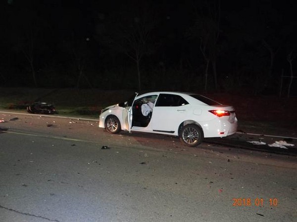 ▲▼金門10日凌晨發生死亡車禍，女騎士離奇駛入對向車道，與小客車猛力碰撞，傷重不治。（圖／警方提供）