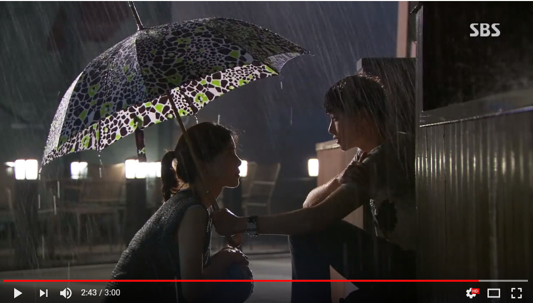 ▲▼李鍾碩根本「雨神同行」！　三角錐、傘下擁吻都超經典。（圖／翻攝自YouTube SBS Drama）