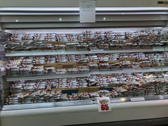 ▲日本超市冰櫃被塞滿了巧克力雪派，讓人看了傻眼。（圖／翻攝自207ryomaruyama推特，下同）