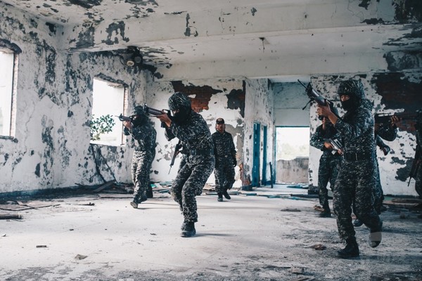 海陸兩棲偵搜專長班扎實訓練　模擬狹窄空間作戰