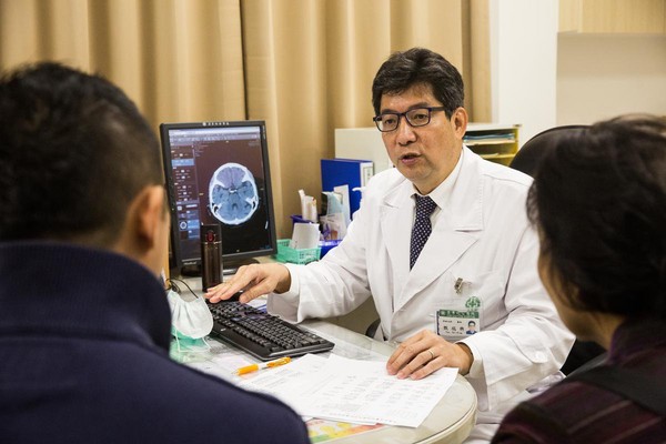 亞東醫院一般神經科主任甄瑞興表示，引發失智症的狀況不同，以退化型失智居多。