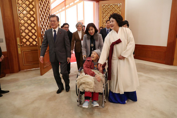 ▲南韓總統文在寅夫婦本月4號於青瓦台會見慰安婦倖存者。（圖／路透社）