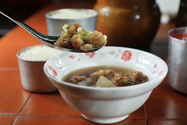 加冬瓜煮成「排骨酥湯」，湯頭甜香不油，排骨肉柔嫩好入口。（30元／碗）