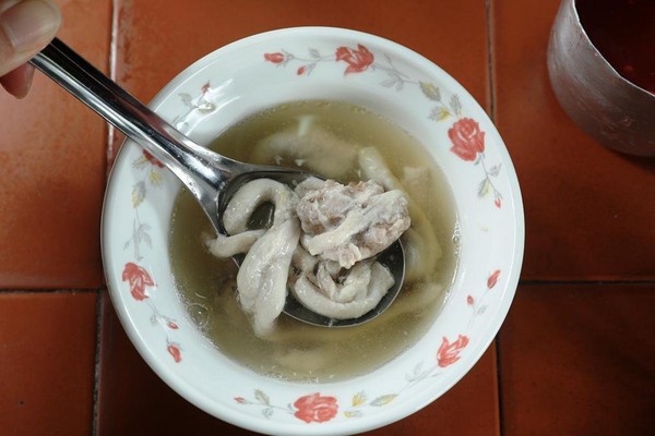「龍骨髓湯」的湯頭清甜，骨髓就像豆花般綿口、帶有骨頭香氣。（35元／碗）