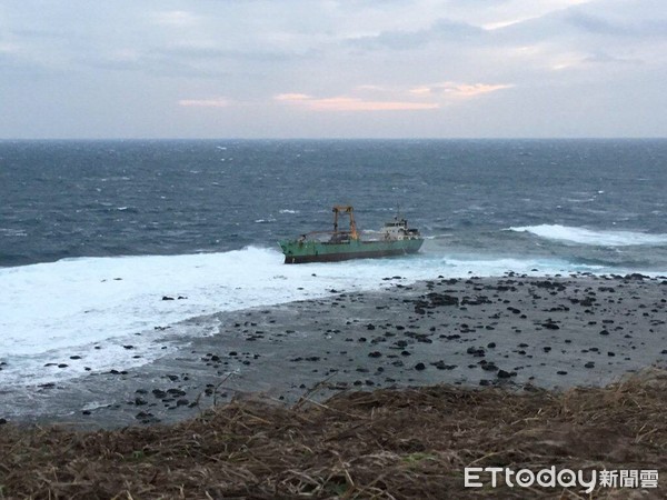 嘉明輪擱淺在東吉嶼東北方約100公尺岸際。（圖／記者吳欣晏翻攝）