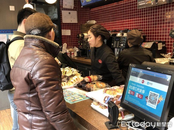 ▲上海吳江街為美食一級戰場 。（圖／記者周怡德攝）