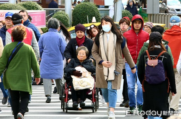 ▲寒流、低溫、街頭民眾、老人、厚重冬衣、禦寒▼             。（圖／記者屠惠剛攝）