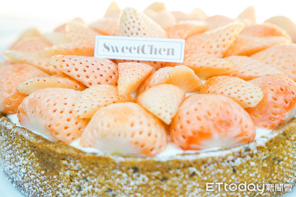 ▲甜點業者Sweet Chen選用了日本奈良縣空運直送、夢幻極品的淡雪草莓，推出淡雪草莓香緹蛋糕與淡雪草莓塔塔。（圖／Sweet Chen提供)