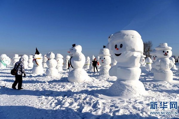 ▲▼遊客在哈爾濱冰樂雪園，觀賞各種型態的雪人雕塑。（圖／翻攝自新華網）