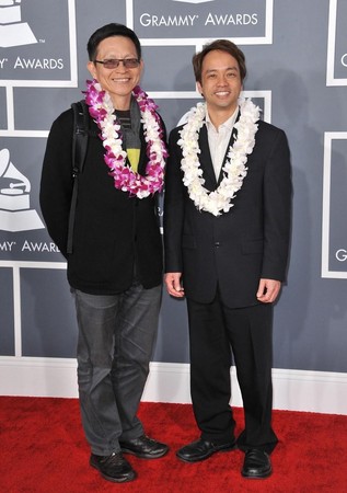 楊錦聰（左）、Daniel Ho（右）2013年一同現身葛萊美音樂獎紅毯。（東方IC）