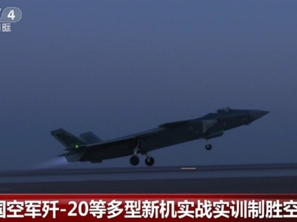 中國首度公開殲-20進行夜航訓練畫面。（圖／翻攝自央視）