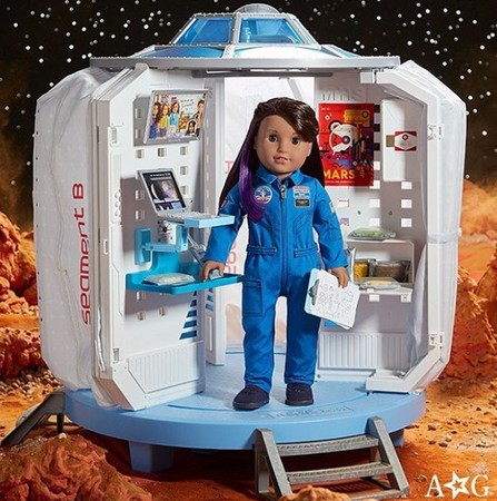 ▲▼2018年美國女孩洋娃娃出爐，「她」是11歲的智利裔美國女孩盧西安娜（Luciana Vega），夢想是成為第一位到火星上的人類。（圖／翻攝自IG／americangirlbrand）
