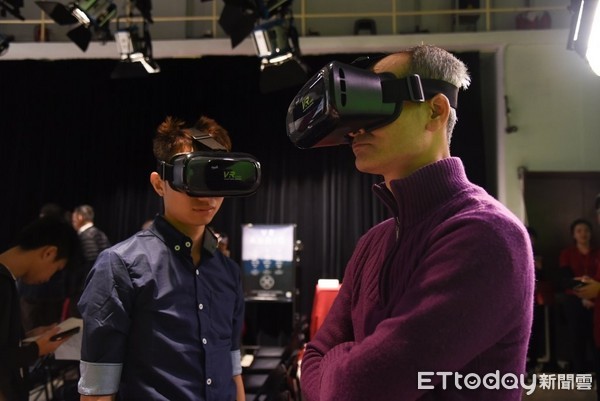 圖七：全台首支大學VR劇情短片《半夜》，世新師生現場體驗對VR效果讚不絕口。（圖／世新大學提供）