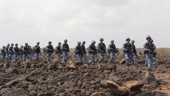 中國駐吉布地基地首次組織全員全裝野外徒步行軍，15公里的路程上還邊演練多項戰術科目。（圖／翻攝自當代海軍微信公眾號）