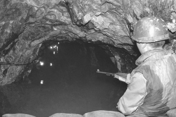 ▲1978年，南韓發現一條北韓人挖的地道，長約1.6公里，深人地下78公尺。(圖／達志影像／美聯社)