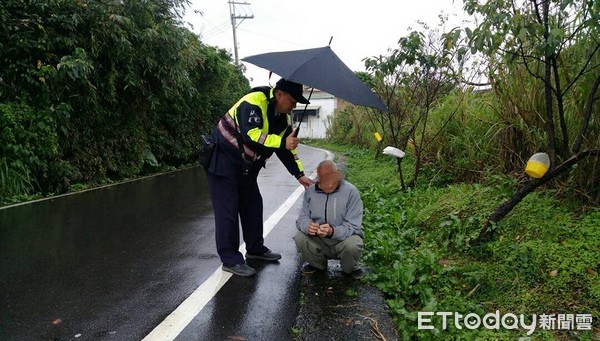 ▲▼寒流來襲老翁翻牆出療養院後迷途被警方發現。（圖／記者陳豐德翻攝）